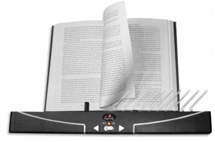  Giá đỡ giúp cố định sách ở vị trí thuận tiện và hỗ trợ chuyển trang bằng cơ cấu cơ điện. Ảnh: Inclusive Inc. 