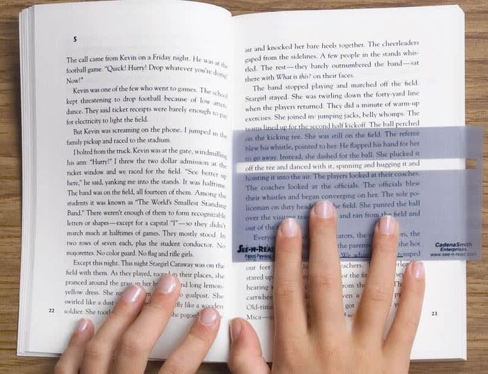  Độc giả có thể cầm thước có cửa sổ để dò theo từng dòng chữ. Ảnh: Rainbow Resource. 