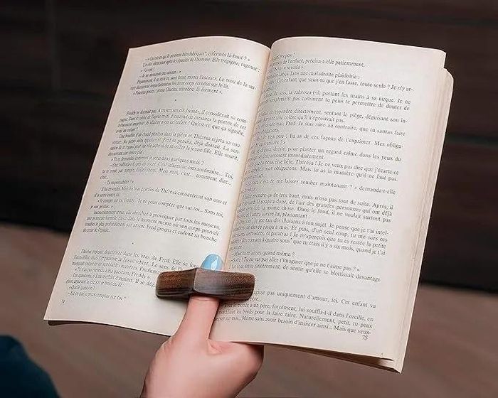  Nhẫn đọc sách sẽ được đeo vào ngón cái để giữ hai mặt sách mở ra. Ảnh: Book Worm Gadgets. 