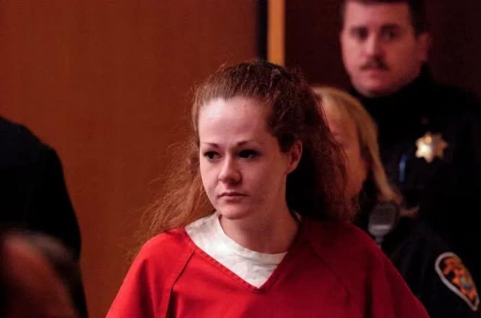 Tử tù Christa Pike bước vào Tòa án Hình sự Quận Knox ở Knoxville, bang Tennessee tháng 12/2007. Ảnh: Reuters.