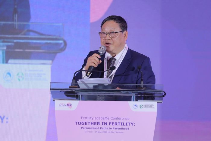  GS.TS.BS Nguyễn Viết Tiến, nguyên Thứ trưởng Bộ Y tế, Chủ tịch Hội Phụ sản Việt Nam, phát biểu tại hội nghị. Ảnh: BTC. 