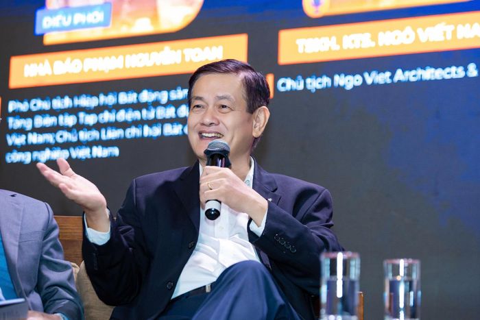  TSKH.KTS Ngô Viết Nam Sơn, Chủ tịch NgoViet Architects & Planners chia sẻ tại diễn đàn. Ảnh: BTC. 