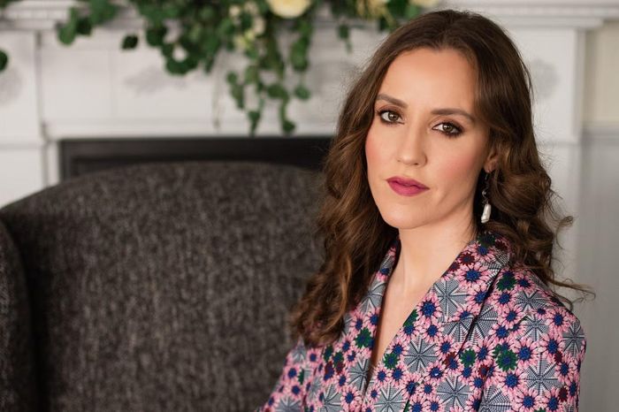 Nhà văn Louise O’Neill có hơn 100 cuộc hẹn đầu tiên sau khi chia tay bạn trai ở tuổi 38. Ảnh: Anna Groniecka.