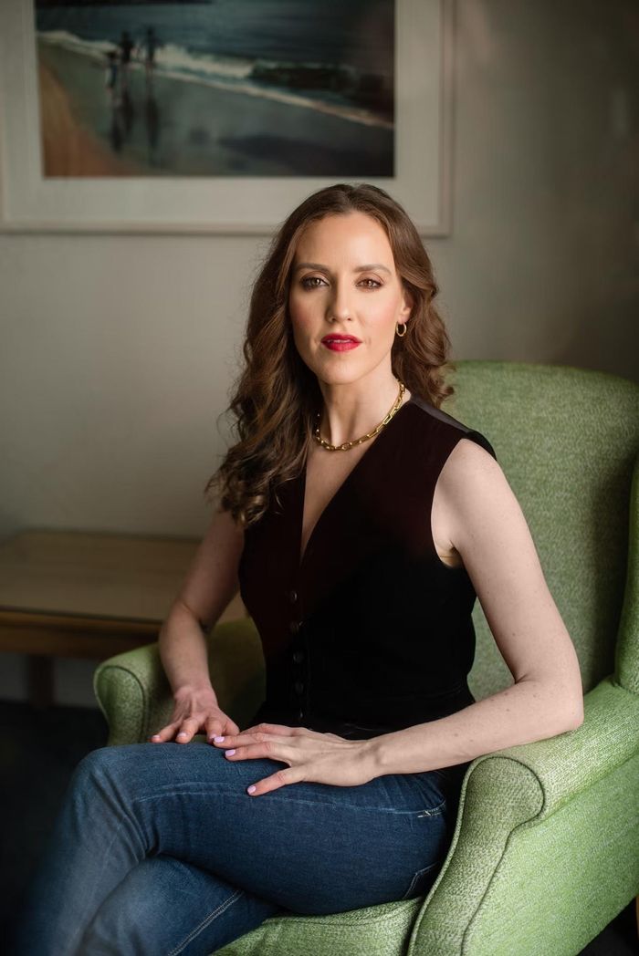 Louise O’Neill cho rằng phụ nữ không nên để áp lực tuổi tác chi phối chuyện tình cảm. Ảnh: Anna Groniecka.
