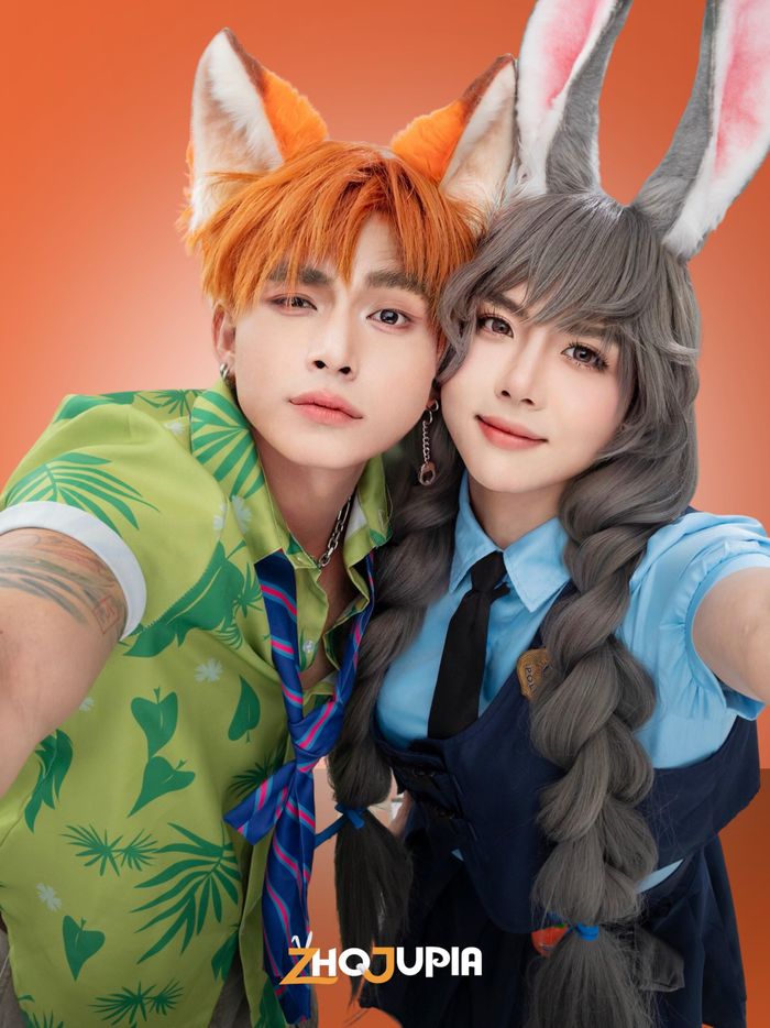 Jun Phạm và Duy Khánh cũng tham gia đường đua hóa trang với cặp đôi Nick - Judy trong phim hoạt hình Zootopia. Jun Phạm vào vai chú cáo Nick phóng khoáng, lanh lợi, có phần tinh quái, trong khi Duy Khánh hóa thân thành cô thỏ cảnh sát Judy nghiêm túc và nhiệt huyết. Cả hai đầu tư vào trang phục, tóc giả và tai giả để tái hiện đặc điểm nhận diện của hai nhân vật. Sự tương phản giữa Nick có phần bất cần và Judy luôn đề cao tinh thần trách nhiệm tạo nên nét thú vị cho màn hóa trang. Ảnh: @zz.duykhanh.