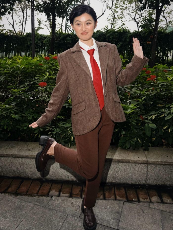 Ngọc Thanh Tâm lại chọn Mr.Bean - một hình tượng gắn liền với ký ức truyền hình của nhiều thế hệ. Nữ diễn viên tái hiện diện mạo đặc trưng của nhân vật hài với sơ mi trắng, caravat đỏ và blazer nâu. Lựa chọn này gợi nhắc đến những nhân vật hài kinh điển, đặc biệt với thế hệ 9X-2000. Trong không khí Halloween, việc hóa thân thành một nhân vật quen thuộc cũng trở thành cách khơi gợi hoài niệm, bên cạnh mục tiêu tạo ra diện mạo độc đáo. Ảnh: @ngocthanhtam_n.