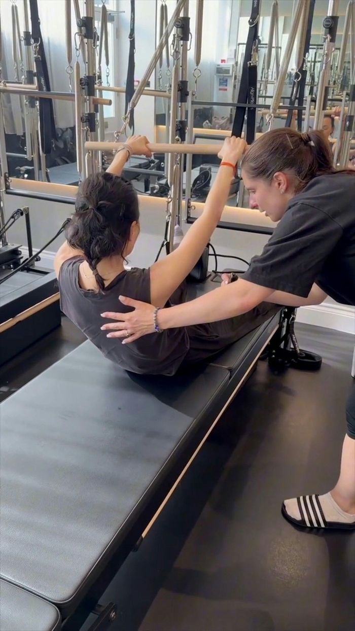 Hình ảnh Trương Mạn Ngọc trong video tập Pilates tại London. Ảnh: HK01.