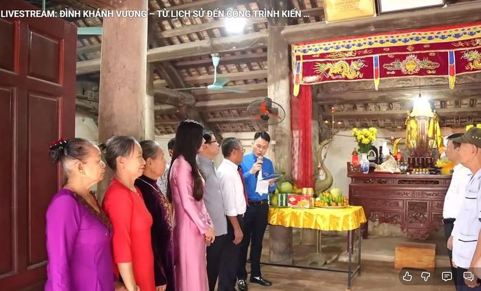 Buổi livestream diễn ra trong đình