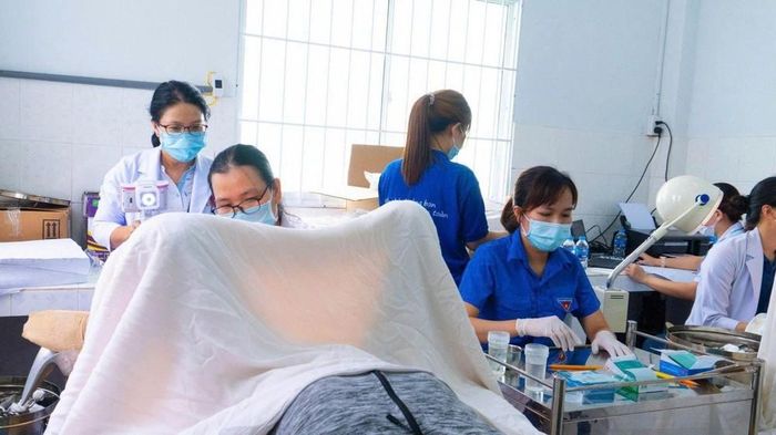 Bác sĩ bệnh viện Hùng Vương (TP.HCM) tầm soát ung thư cổ tử cung - Ảnh bệnh viện cung cấp