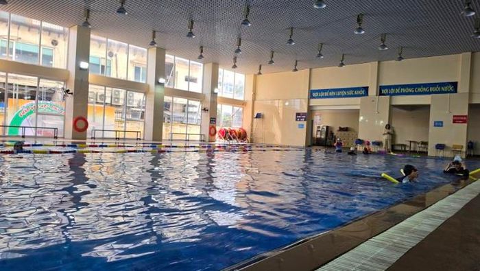 Học bơi miễn phí là một trong những hoạt động tăng cường được các em học sinh yêu thích - Ảnh: chinhphu.vn/Thu Trang