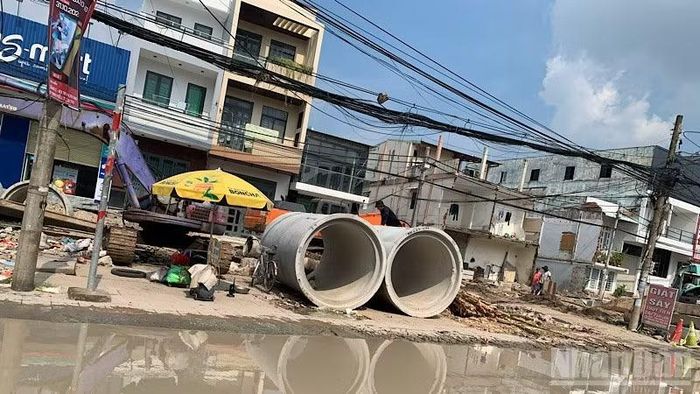 Nhà thầu tập trung thiết bị, phương tiện thi công tuyến đường. (Ảnh: THANH TÂM)
