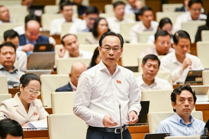 Bộ trưởng Giáo dục và Đào tạo Hoàng Minh Sơn làm rõ một số nội dung được đại biểu Quốc hội đề cập. (Ảnh: DUY LINH)