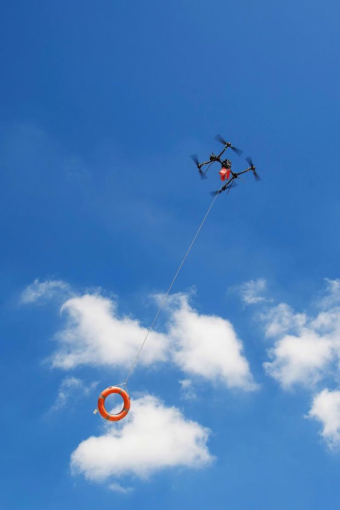 Dùng drone thả phao cứu sinh trong buổi diễn tập. (Ảnh: Ban tổ chức cung cấp)