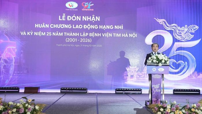  đồng chí Trần Đức Thăng, Ủy viên Bộ chính trị, Bí thư Thành ủy Hà Nội, Trưởng đoàn Đại biểu Quốc hội Thành phố Hà Nội. 