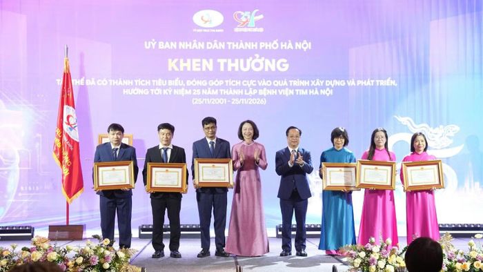Lãnh đạo Thành phố Hà Nội trao Bằng khen cho đại diện các đơn vị thuộc Bệnh viện Tim Hà Nội (Ảnh: Quang Hùng)
