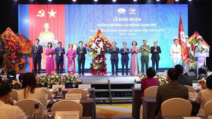  Đồng chí Trần Đức Thắng và đại diện lãnh đạo Thành phố Hà Nội tặng hoa chúc mừng Bệnh viện Tim Hà Nội (Ảnh: Quang Hùng) 