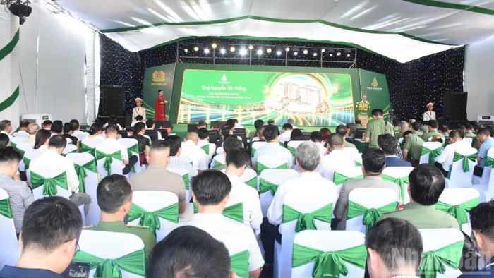 Toàn cảnh buổi lễ. (Ảnh: ANH ĐÀO)