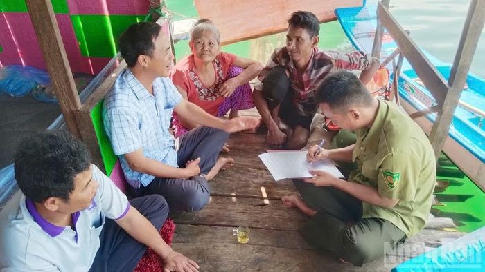 Công tác giáo dục môi trường rừng được triển khai đến từng hộ dân, góp phần nâng cao nhận thức, trách nhiệm của cộng đồng trong gìn giữ màu xanh đại ngàn.