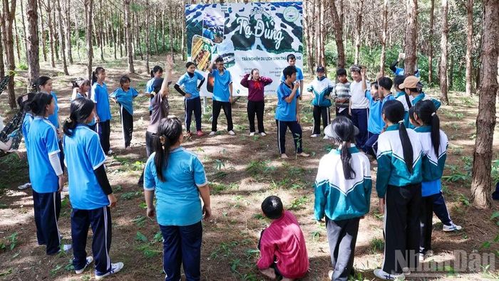 Hoạt động trải nghiệm tạo không khí sinh hoạt gần gũi, khơi gợi sự chủ động của học sinh trong gìn giữ tài nguyên thiên nhiên.