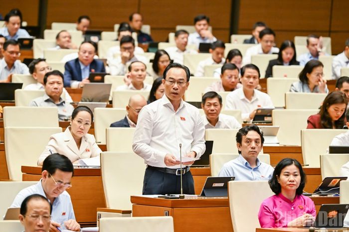 Bộ trưởng Giáo dục và Đào tạo Hoàng Minh Sơn phát biểu giải trình, làm rõ một số vấn đề đại biểu Quốc hội nêu. (Ảnh: DUY LINH)