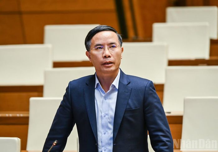 Thống đốc Ngân hàng Nhà nước Phạm Đức Ấn phát biểu giải trình, làm rõ một số vấn đề đại biểu Quốc hội nêu. (Ảnh: DUY LINH)