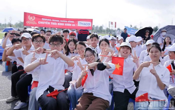 Các em học sinh rất háo hức đón chờ vòng chung kết Đường lên đỉnh Olympia năm thứ 26 có sự góp mặt của Nguyễn Huy Quang Minh, Trường trung học phổ thông chuyên Thái Bình. (Ảnh: MAI TÚ)