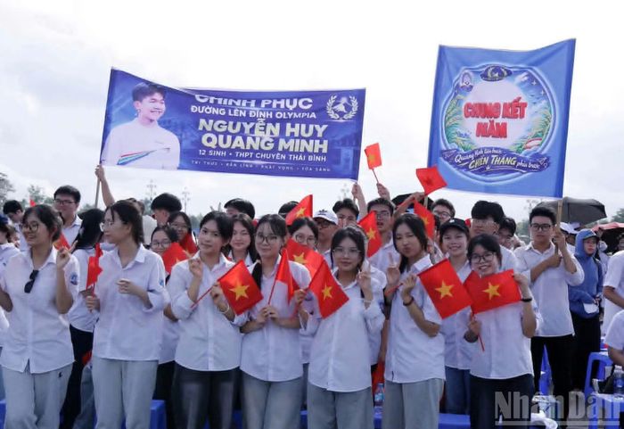 Sẽ có gần 3.000 cổ động viên tại điểm cầu Hưng Yên tiếp lửa trong trận chung kết Đường lên đỉnh Olympia. (Ảnh: MAI TÚ)