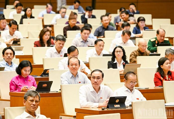 Các đại biểu Quốc hội dự phiên thảo luận ở hội trường sáng 31/10. (Ảnh: DUY LINH)