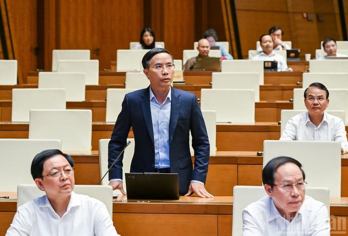 Thống đốc Ngân hàng Nhà nước Phạm Đức Ấn tiếp thu, giải trình ý kiến đại biểu Quốc hội quan tâm. (Ảnh: DUY LINH)