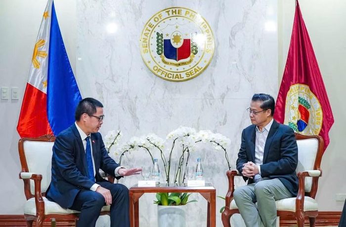 Đại sứ Lại Thái Bình và Chủ tịch Thượng viện Sherwin T. Gatchalian. (Ảnh: Đại sứ Việt Nam tại Philippines cung cấp)