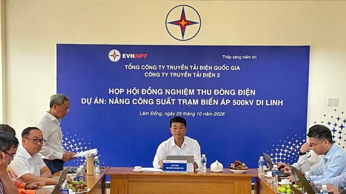Họp Hội đồng nghiệm thu đóng điện. (Ảnh: THÁI BÌNH)