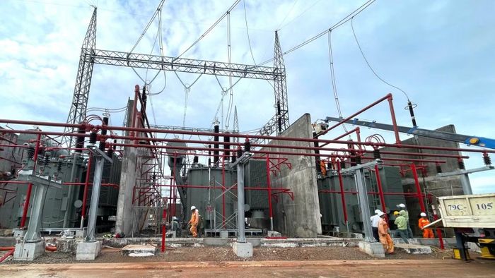 Máy biến áp AT1 được lắp đặt hoàn chỉnh trước giờ đóng điện. (Ảnh: THÁI BÌNH)