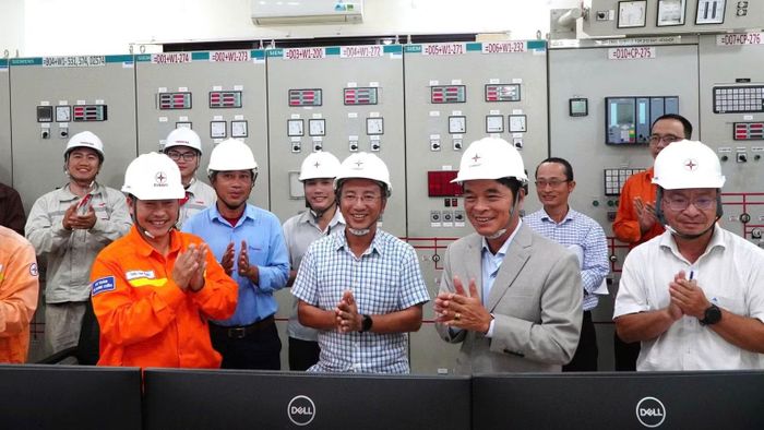 Các đơn vị liên quan chứng kiến thời khắc đóng điện thành công máy biến áp AT1. (Ảnh: THÁI BÌNH)