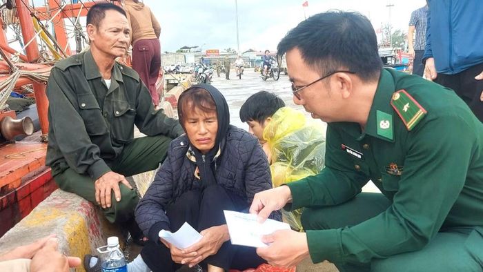 Đại diện Ban Chỉ huy Đồn Biên phòng cửa khẩu cảng Gianh thăm hỏi, chia sẻ nỗi đau mất mát với gia đình nạn nhân. (Ảnh: ANH QUÂN)