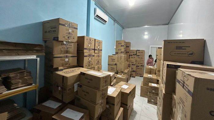 Niêm phong và thu giữ 185 thùng hàng hóa của nhóm đối tượng. (Ảnh: Công an thành phố Đồng Nai cung cấp)
