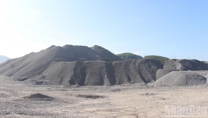 Tỉnh Quảng Ngãi yêu cầu xử lý nghiêm các chủ mỏ “găm hàng”, “đẩy giá”. (Ảnh: HIỂN CỪ)