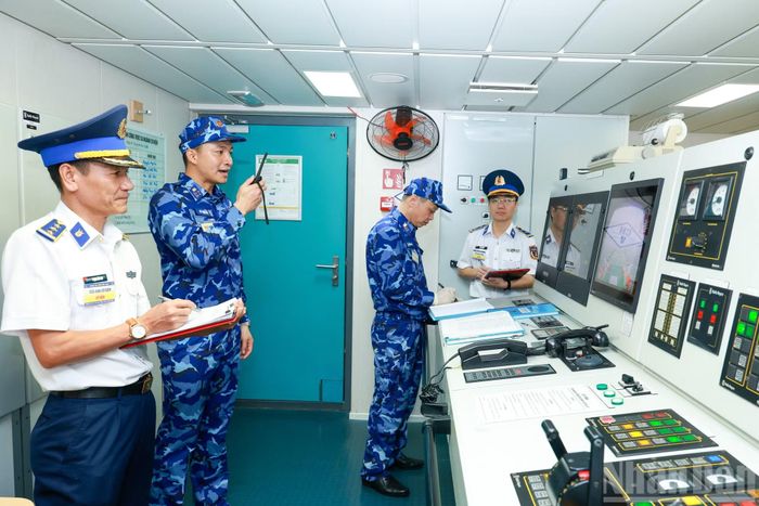 Ngành cơ điện - trái tim của con tàu thực hiện các thao tác khởi động máy chính nhanh, gọn, dứt khoát.