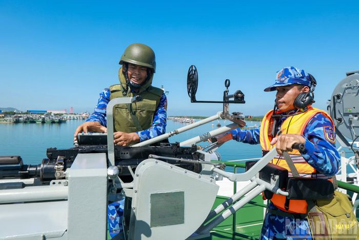 Trong tình huống đối hải trên biển, cán bộ, nhân viên tàu Cảnh sát biển thực hành thuần thục yếu lĩnh động tác, nhanh, gọn, mạnh, chính xác.