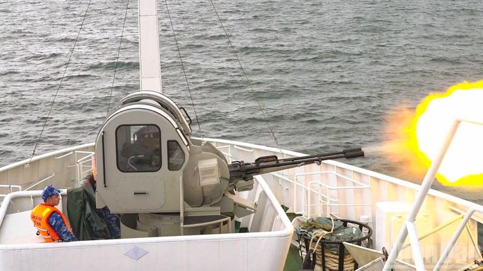 Trước khi bước vào hội thi, hội thao các tàu đã tham gia diễn tập vòng tổng hợp, bắn đạn thật trên biển.