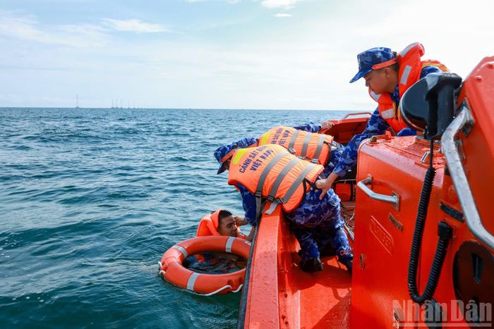 Thực hiện thuần thục động tác cứu người rơi xuống nước.