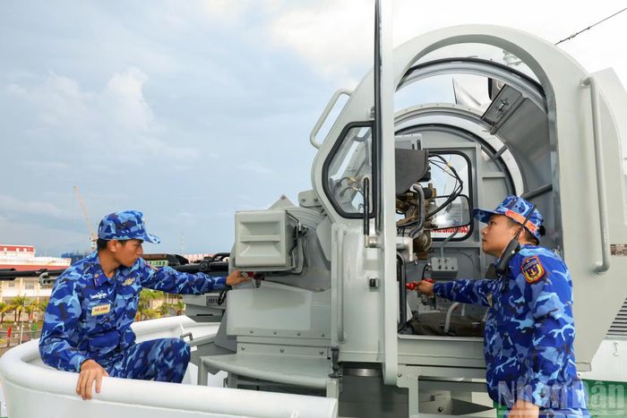  Ngành Cơ khí boong-Vũ khí chuẩn bị chỉn chu trước tình huống bắn đạn thật trên biển﻿. 
