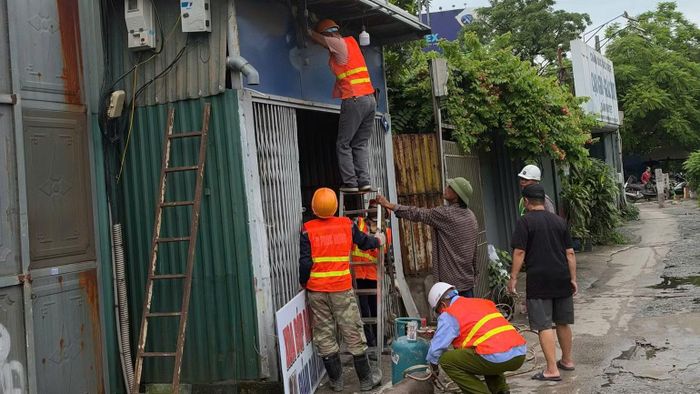 Công tác giải phóng mặt bằng cho Dự án cải tạo cảnh quan, nâng cấp Trục không gian Quốc lộ 1A. (Ảnh: Ban Quản lý dự án Đầu tư-Hạ tầng phường Hoàng Liệt)
