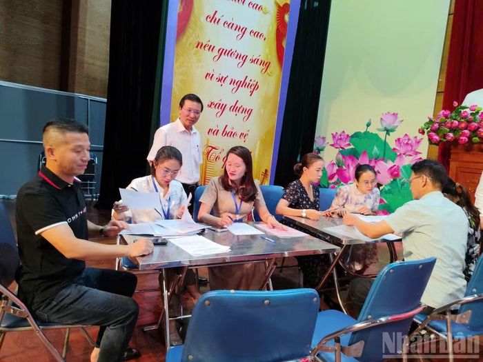 Ông Nguyễn Anh Tuấn, Phó Bí thư Đảng ủy, Chủ tịch Ủy ban nhân dân phường Hoàng Liệt, trực giám sát công việc chi trả bồi thường cho người dân tại Dự án cải tạo cảnh quan, nâng cấp Trục không gian Quốc lộ 1A.