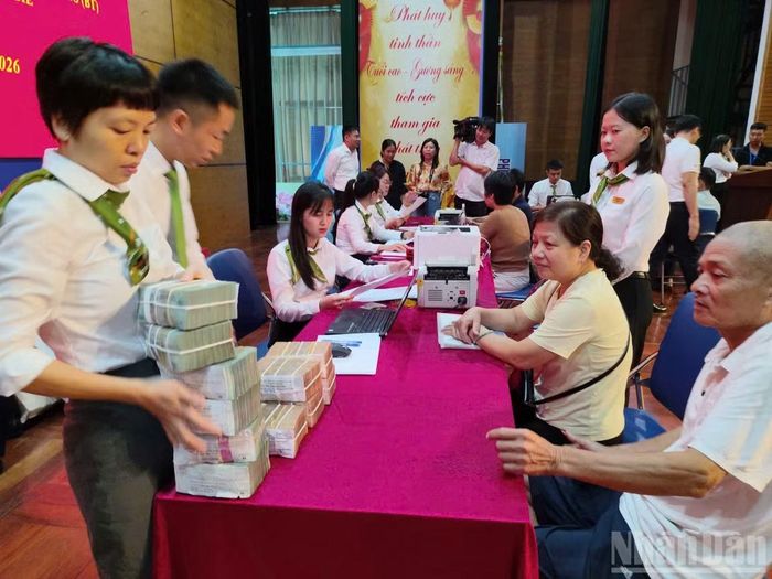 Những hộ dân nhận đền bù có thể gửi trực tiếp tiền vào tài khoản ngân hàng ngay sau khi nhận đền bù nhằm bảo đảm an toàn nhất.