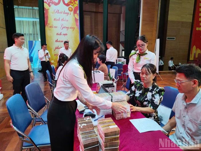 Vợ chồng bà Mai Thị Tuyết Vân, trú tại số 2B, ngõ 172 đường Ngọc Hồi, nhận tiền bồi thường khi nhường đất cho dự án.