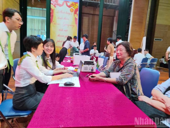 Bà Đỗ Thị Nhị, hộ dân tại số 158 phố Quốc Bảo, phường Hoàng Liệt chia sẻ, tuy cảm xúc buồn khi rời xa ngôi nhà là tài sản, kỷ niệm bố mẹ để lại cho bà nhưng vì sự phát triển của đất nước, tương lai con cháu sẽ được hưởng lợi từ hạ tầng mới thì bà sẵn sàng nhường đất theo chủ trương Nhà nước, phát triển Thủ đô.