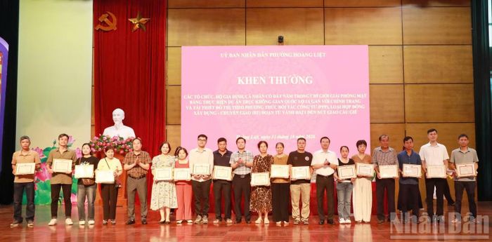 Ủy ban nhân dân phường Hoàng Liệt (thành phố Hà Nội) tổ chức hội nghị chi trả tiền bồi thường, hỗ trợ đợt 1 và khen thưởng các tập thể, hộ gia đình bàn giao mặt bằng trước thời hạn thuộc Dự án Trục không gian Quốc lộ 1A.