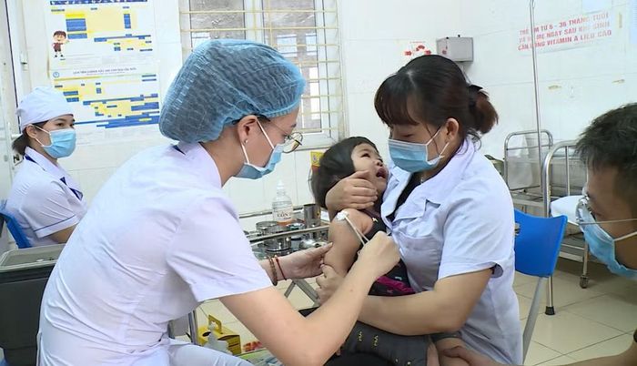 Tiêm phòng vaccine là biện pháp hữu hiệu phòng bệnh não mô cầu. (Ảnh: THÚY QUỲNH)