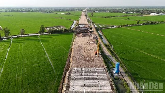 Nhà thầu thi công cao tốc Châu Đốc-Cần Thơ-Sóc Trăng. (Ảnh: THANH TÂM)