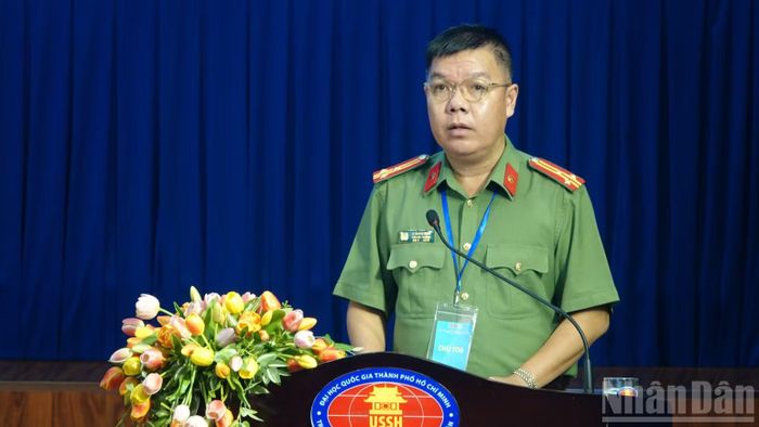 Tiến sĩ, Thượng tá Lê Hoàng Ngân, Phó Hiệu trưởng Trường đại học An ninh Nhân dân trình bày báo cáo tổng kết hội thảo. (Ảnh: LINH BẢO)